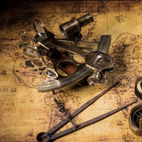 kompas-sekstant-staraya-karta